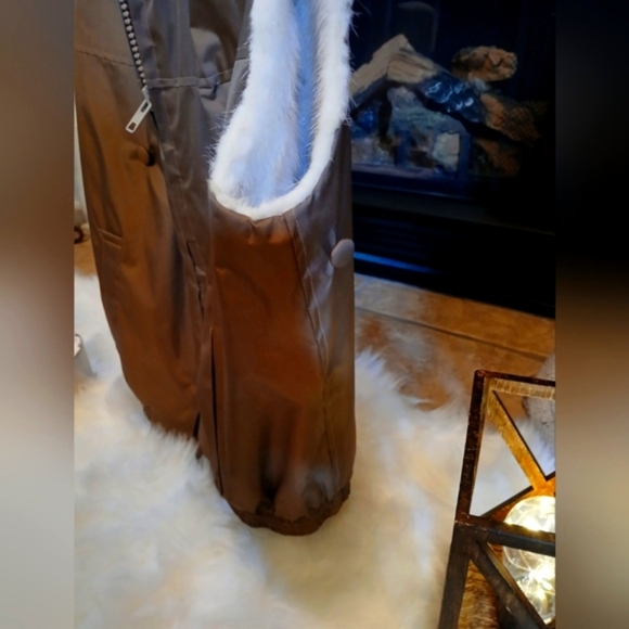 Chic Faux Fur Vest in Cream - Picture 6 of 14